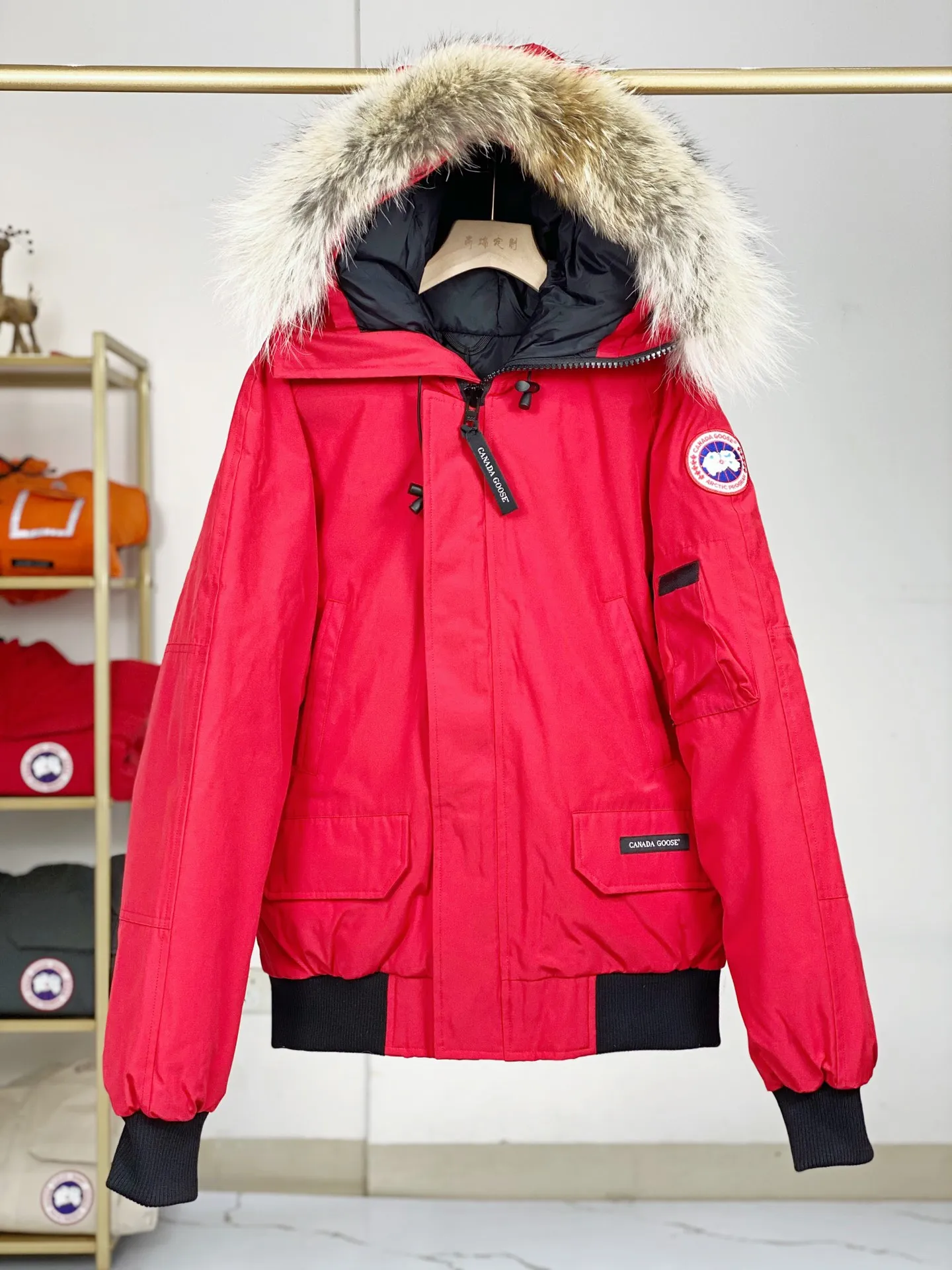 P780 Canada goose/Canada Goose Chilliwack 01 bomber jacket down jacket, authentic original clothing mold, all accessories are customized from the original factory. 💯The softness of the fabric is compared with the original product, and it can be restored by kneading at will (fabric misunderstanding: it is not a high-hardness fabric that is waterproof. Only those who buy the latest authentic version this year will notice the softness and comfort of the fabric) 💯The down is synchronized with the authentic white duck down, fluffy and not clumps, electronically controlled down filling machine. 💯Customized authentic YKK zipper pullers, high hardness and no jamming 💯The fur collar is custom-made from coyote skins in western Canada, the original version has the same origin 💯All workmanship and wiring are controlled by workers with more than ten years of service. They must be horizontal and vertical, and are not crooked. The inner wiring density is more sophisticated. Feel free to compare 💯Goose logo on sleeves, collar label, washed label, hangtag, zipper cord, pocket label, cuff thread, hem thread All details are updated simultaneously with the original product. The best version with the most complete colors. Sizes: XS-XXL (size chart attached below)